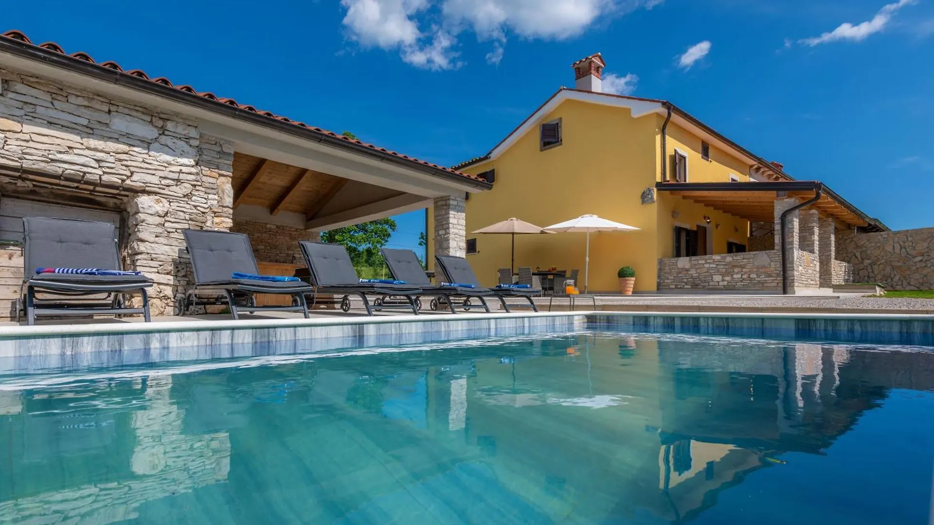 Villa Biba, A Seaside Hideaway With A Pool Ubasico
